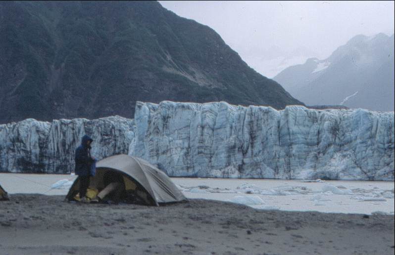 Zelten auf einer Gletschermorne in Alaska 